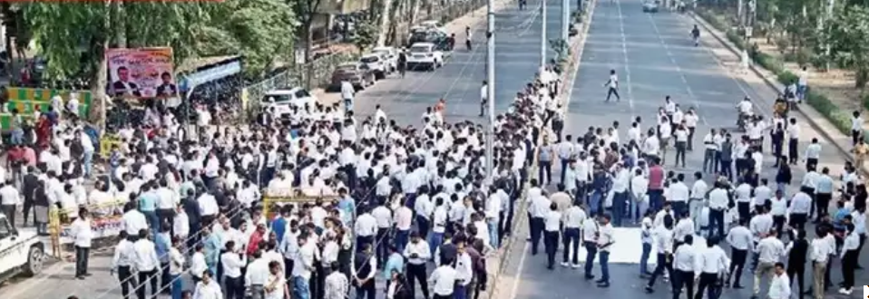 Ghaziabad News: Lawyers protest