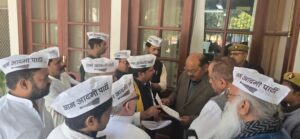 Meerut News : क्यों नहीं हुई डॉक्टर की गिरफ्तारी ? पीड़िता पिता ने AAP पार्टी जिला अध्यक्ष के नेतृत्व में DM व SSP को सौंपा ज्ञापन 2 WhatsApp Image 2025 02 11 at 1.00.53 PM