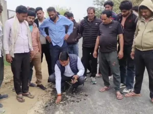 Noida News : घटिया सड़क निर्माण के विरोध में ग्रामीणों का प्रदर्शन, एक दिन में ही उखड़ी नई सड़क 2 a35e64b6 8b4e 49ff b68f cec08a4f04dd 1740658420893