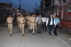 Meerut News : होली और जुमे के दिन शांति बनाए रखने के लिए पुलिस ने किया फ्लैग मार्च 2 WhatsApp Image 2025 03 12 at 9.50.21 PM