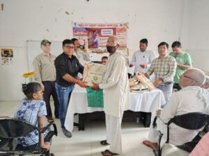 Hapur News: टीबी के खिलाफ जंग, हापुड़ में चौथे महीने भी पोषण पोटली का वितरण जारी 2 WhatsApp Image 2025 07 19 at 4.17.24 AM