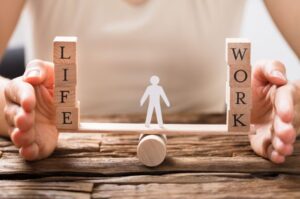 Work-life balance tips for Women: अब घर और ऑफिस दोनों संभालना होगा आसान! वर्किंग महिलाएं अपनाएं ये 8 टिप्स 2 Work-Life Balance Tips for Women