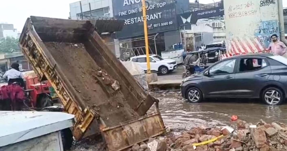 Ghaziabad News : लोनी विधायक ने निजी खर्च से शुरू कराया गड्ढा भराव अभियान 2 Ghaziabad News