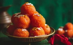 Janmashtami Bhog Ideas: जनमाष्टमी में क्या भोग लगायें? 56 भोग नहीं इन 8 चीजों से भी खुश होंगे लड्डू गोपाल 4 लड्डू