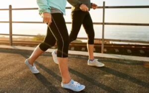 Health Tips: वॉक करते समय इन 5 गलतियों से बचें, वरना बढ़ सकता है हार्ट अटैक का खतरा! 2 Health Tips