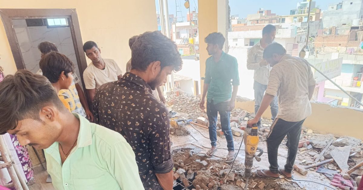 राजीव कॉलोनी में अवैध निर्माण पर चला GDA बुलडोज़र 4 GDA