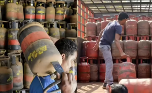 Commercial LPG: गैस की टेंशन खत्म! होटल और ढाबों को मिलेगा अतिरिक्त सिलेंडर, सरकार ने बदले नियम 2 Commercial LPG