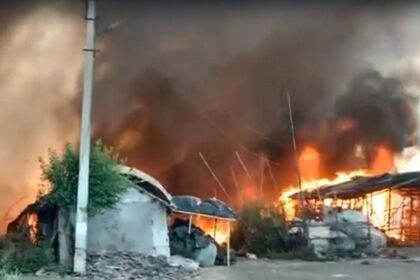 Hapur Fire News: A massive fire wreaks havoc in Hapur! 70 huts are reduced to ashes, two factories are also burned, causing losses worth crores.