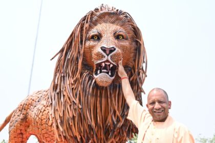 Ravi Kishan Photo Tips to CM Yogi