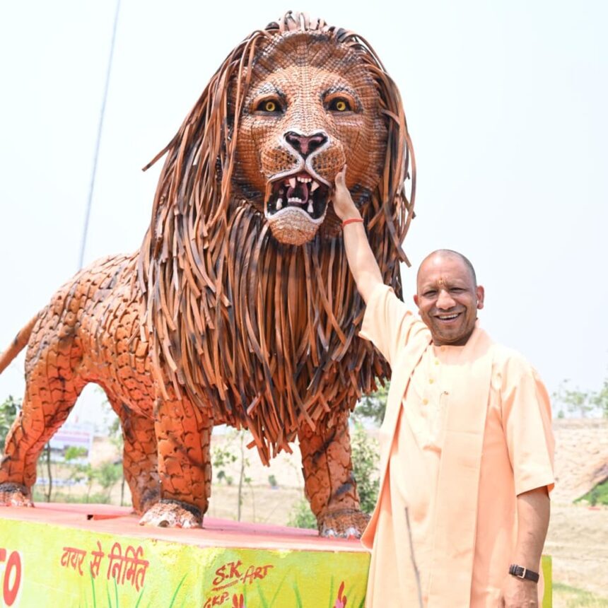 Ravi Kishan Photo Tips to CM Yogi