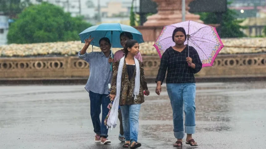 UP Weather News: Be alert! Uttar Pradesh faces the risk of intense heat for 72 hours.
