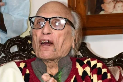 Bashir Badr Death: Renowned Urdu poet Dr. Bashir Badr smiling during a literary event, remembered after his death at the age of 91 in Bhopal.