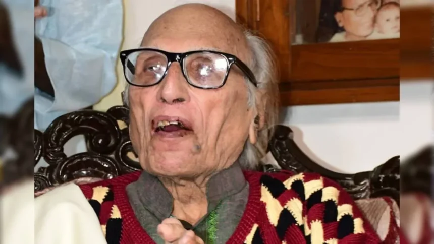 Bashir Badr Death: Renowned Urdu poet Dr. Bashir Badr smiling during a literary event, remembered after his death at the age of 91 in Bhopal.