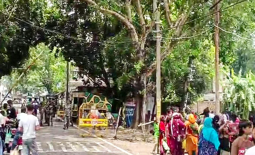 Bengal Bangladeshi Infiltrators: People waiting near Hakimpur border after Bengal government action against infiltrators