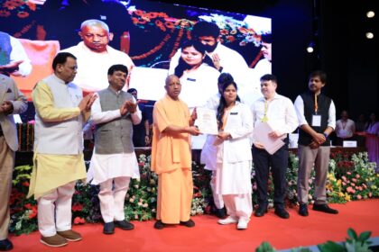 UP Government Jobs: Wave of happiness in Lok Bhavan, 481 youth got government jobs, CM Yogi distributed appointment letters