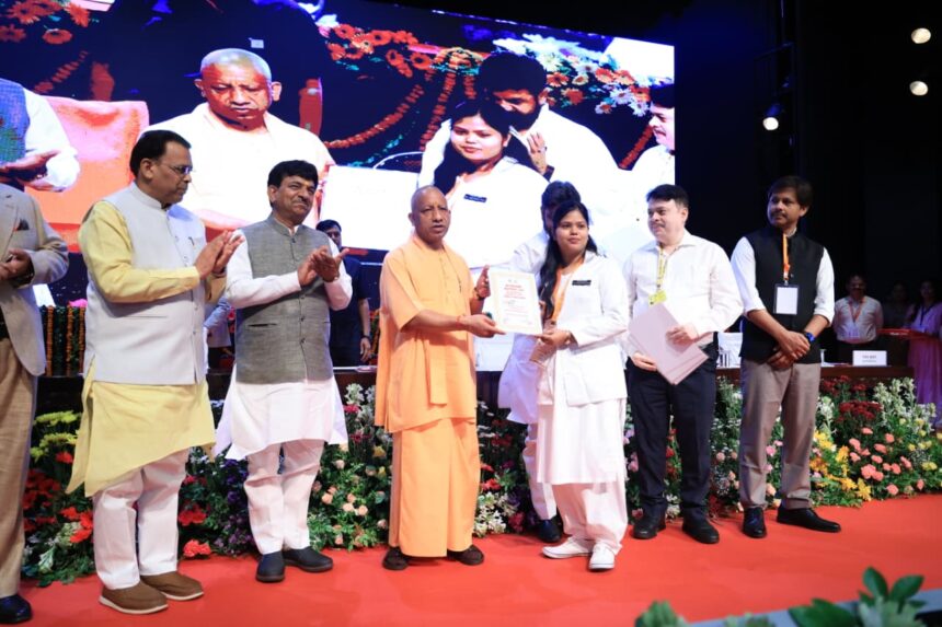 UP Government Jobs: Wave of happiness in Lok Bhavan, 481 youth got government jobs, CM Yogi distributed appointment letters