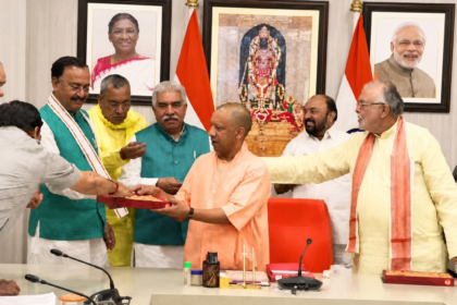 West Bengal Election 2026: CM Yogi's unique style, celebrated victory by distributing sweets before the meeting