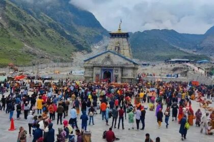 Kedarnath Sugam Darshan: Devotees standing in queue for Kedarnath Sugam Darshan at Kedarnath Temple after BKTC introduced new ₹1100 fee SOP for crowd management.