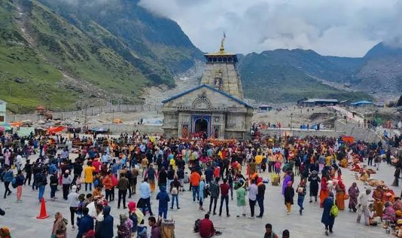 Kedarnath Sugam Darshan: Devotees standing in queue for Kedarnath Sugam Darshan at Kedarnath Temple after BKTC introduced new ₹1100 fee SOP for crowd management.