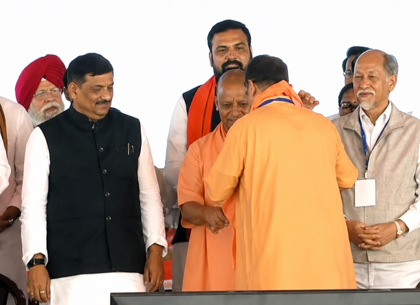 West Bengal Politics: The stage suddenly changed! Suvendu honored everyone, CM Yogi's moment became special.