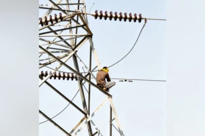 Banda Tower Incident: A young man took such a step to get a loan of 25 lakhs that people were shocked to see it.