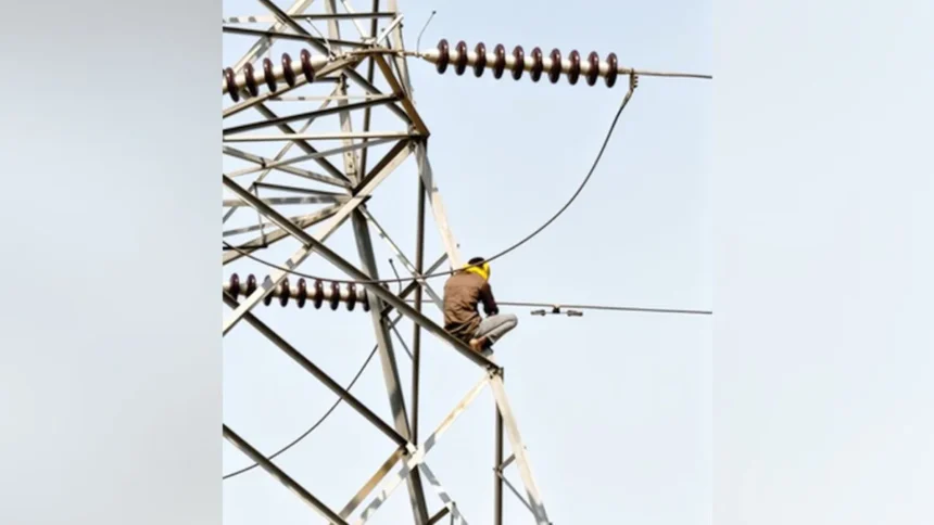 Banda Tower Incident: A young man took such a step to get a loan of 25 lakhs that people were shocked to see it.