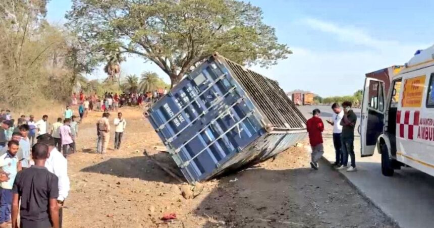 Palghar Road Accident