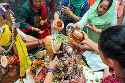 16 Monday Fast 2026: Devotees performing Lord Shiva worship during Sawan 2026 with Shivling abhishek and belpatra offerings.