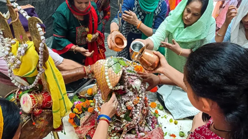 16 Monday Fast 2026: Devotees performing Lord Shiva worship during Sawan 2026 with Shivling abhishek and belpatra offerings.