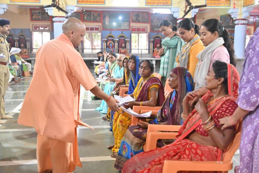 Yogi Adityanath News: CM Yogi strict in Janta Darshan, said- poor should get education and security, negligence will not be tolerated