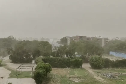 Delhi NCR Weather Update: Dust storm and strong winds in Noida during changing weather conditions across Delhi NCR