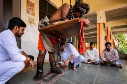 Dulal Giri Maharaj Viral Video: Dulal Giri Maharaj standing for 12 years during Lord Shiva devotion with swollen legs