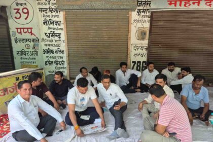 E-Registration System Protest in Sector-33 Noida while burning an effigy and raising slogans against the new registration policy.