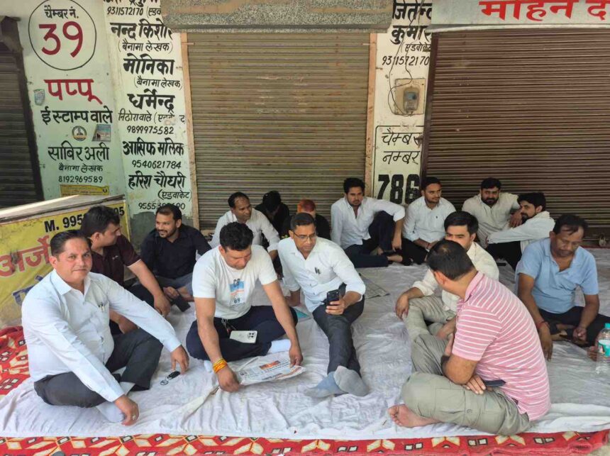 E-Registration System Protest in Sector-33 Noida while burning an effigy and raising slogans against the new registration policy.
