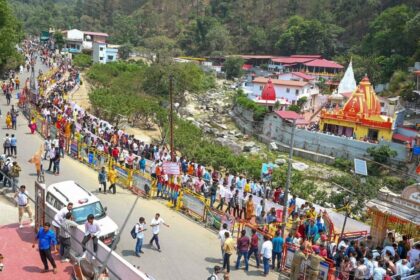 Kainchi Dham Shuttle Service: Devotees travelling in special shuttle buses for Kainchi Mela 2026 near Neem Karoli Baba Kainchi Dham.