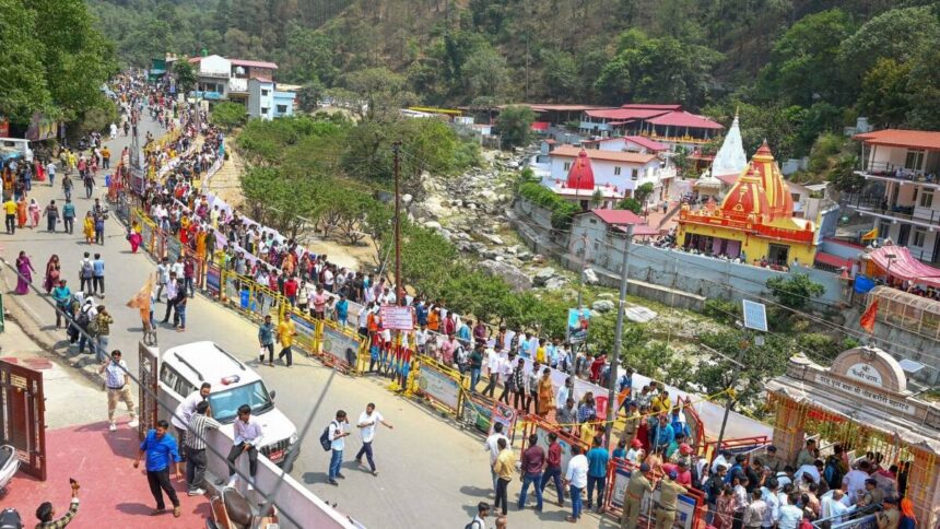 Kainchi Dham Shuttle Service: Devotees travelling in special shuttle buses for Kainchi Mela 2026 near Neem Karoli Baba Kainchi Dham.