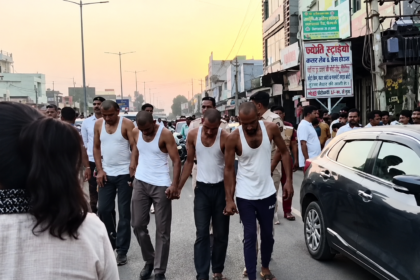 Kaithal Police Parade of Criminals – कैथल में पुलिस द्वारा गिरफ्तार आरोपियों को सार्वजनिक रूप से ले जाते हुए, सड़क पर उमड़ी भीड़ और सुरक्षा व्यवस्था का दृश्य।