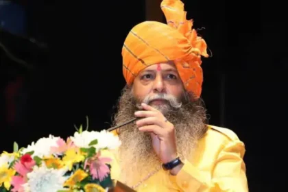 Karni Sena Chief Surajpal Amu addressing media in Aligarh while raising concerns over road conditions, corruption allegations and the Ram Temple theft issue.