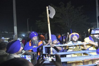 Police personnel deployed at Kulhal Gate barricading after Nihangs allegedly broke barricades and entered Uttarakhand,
