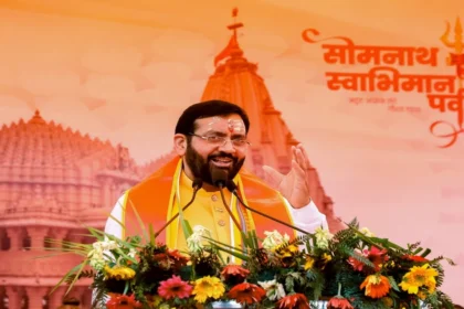 Mukhyamantri Teerth Yatra Yojana: Somnath Special Train कार्यक्रम में मुख्यमंत्री नायब सिंह सैनी का संबोधन, सोमनाथ स्वाभिमान पर्व के मंच से श्रद्धालुओं को तीर्थ यात्रा का संदेश देते हुए।