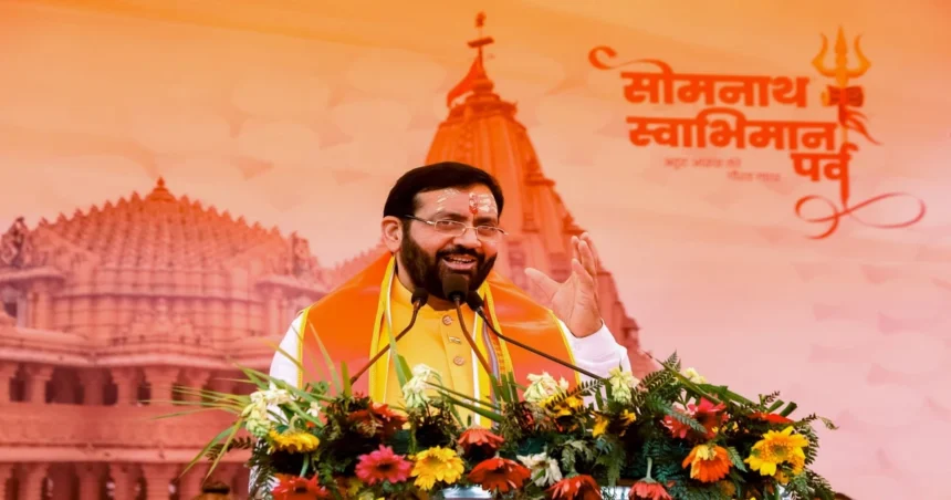 Mukhyamantri Teerth Yatra Yojana: Somnath Special Train कार्यक्रम में मुख्यमंत्री नायब सिंह सैनी का संबोधन, सोमनाथ स्वाभिमान पर्व के मंच से श्रद्धालुओं को तीर्थ यात्रा का संदेश देते हुए।