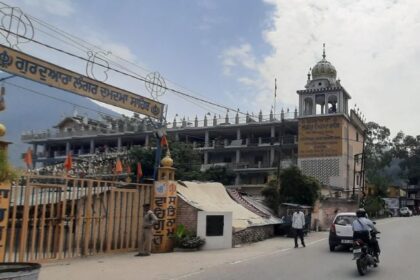 Security personnel deployed outside Nagarasu Gurudwara in Rudraprayag as six Nihang Sikhs remain inside amid the ongoing Nagarasu Gurudwara Dispute.