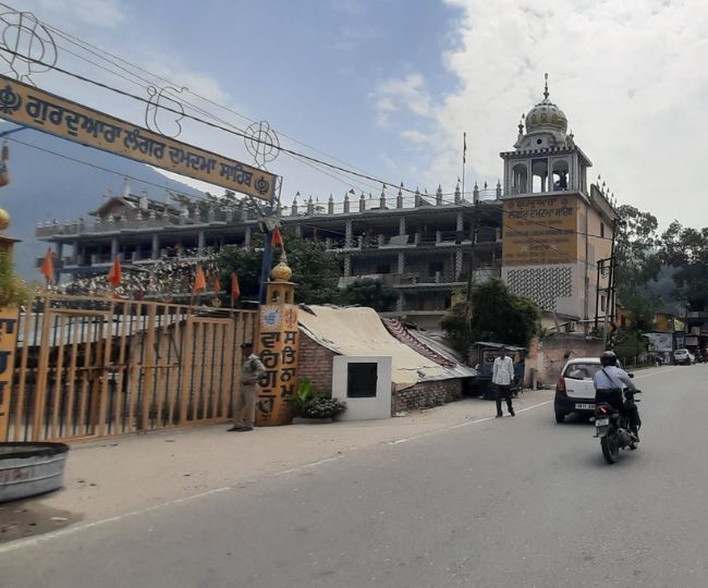 Security personnel deployed outside Nagarasu Gurudwara in Rudraprayag as six Nihang Sikhs remain inside amid the ongoing Nagarasu Gurudwara Dispute.