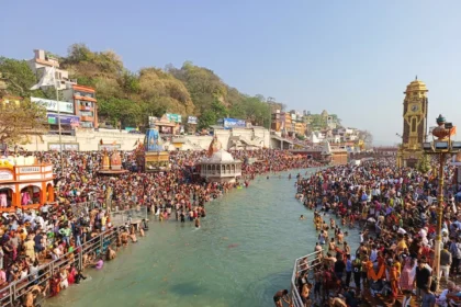 Somvati Amavasya Haridwar: Thousands of devotees taking a holy dip in the Ganga as special trains operate to manage the huge crowd.