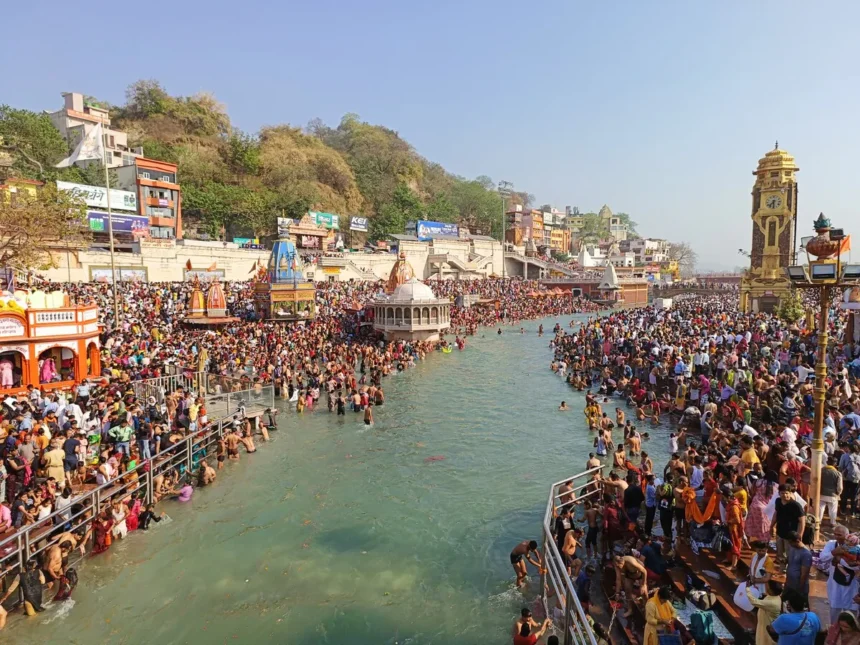 Somvati Amavasya Haridwar: Thousands of devotees taking a holy dip in the Ganga as special trains operate to manage the huge crowd.