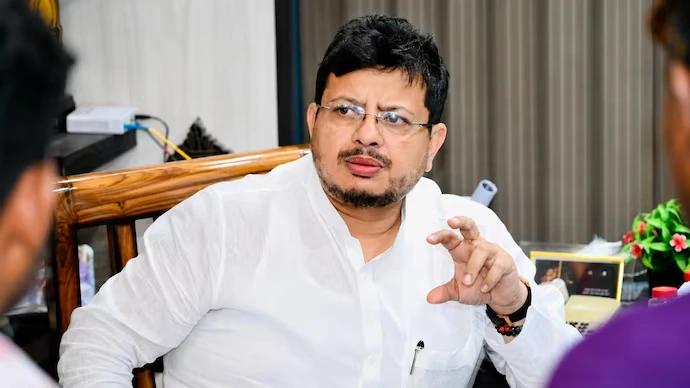 TMC Rebel MLAs: Ritabrata Banerjee with rebel TMC MLAs after receiving recognition from West Bengal Assembly Speaker