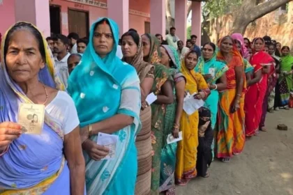 UP Assembly Election 2027: Political leaders and voters discussing the possibility of early Uttar Pradesh Assembly elections amid the upcoming national census and intensified preparations by major political parties.