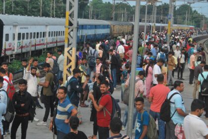 Candidates gathered at Meerut railway station ahead of UP Police Constable Recruitment Exam 2026,