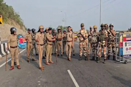 Police and ITBP personnel conducting intensive security checks at the Uttarakhand-Himachal border in Vikasnagar