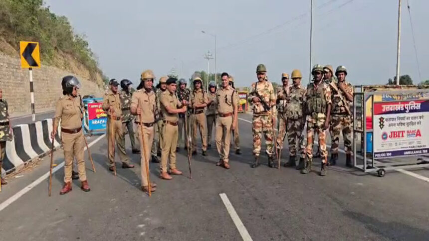 Police and ITBP personnel conducting intensive security checks at the Uttarakhand-Himachal border in Vikasnagar